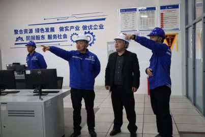 樂(lè)山市經(jīng)濟(jì)信息化局黨組成員、副局長(zhǎng)譚瑞鵬一行赴蜀能礦產(chǎn)磷酸鐵鋰廠調(diào)研